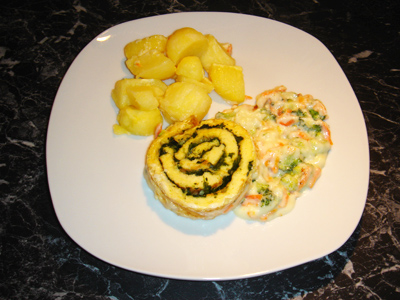 Omeletterolle mit Spinatfüllung und Kartoffeln